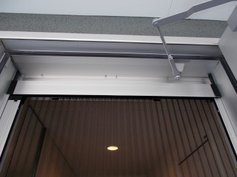 玄関にプリーツ網戸をお取り付け